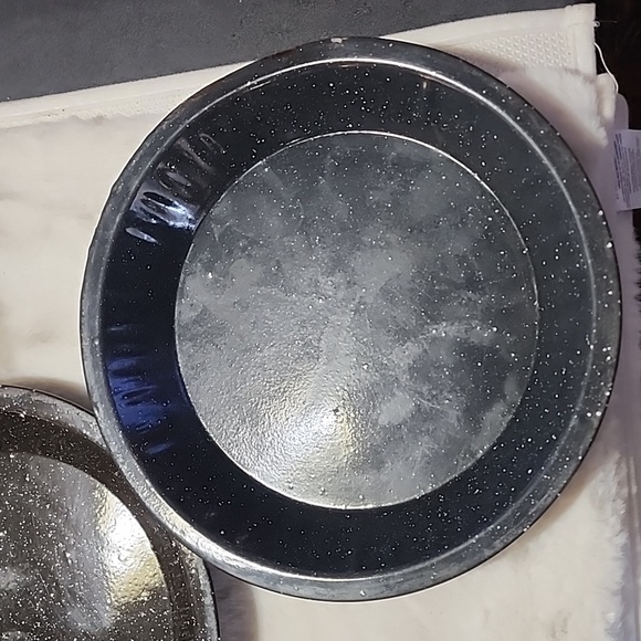 ENAMELWARE PIE PLATE PANS VINTAGE. SET OF 2. - Picture 3 of 6
